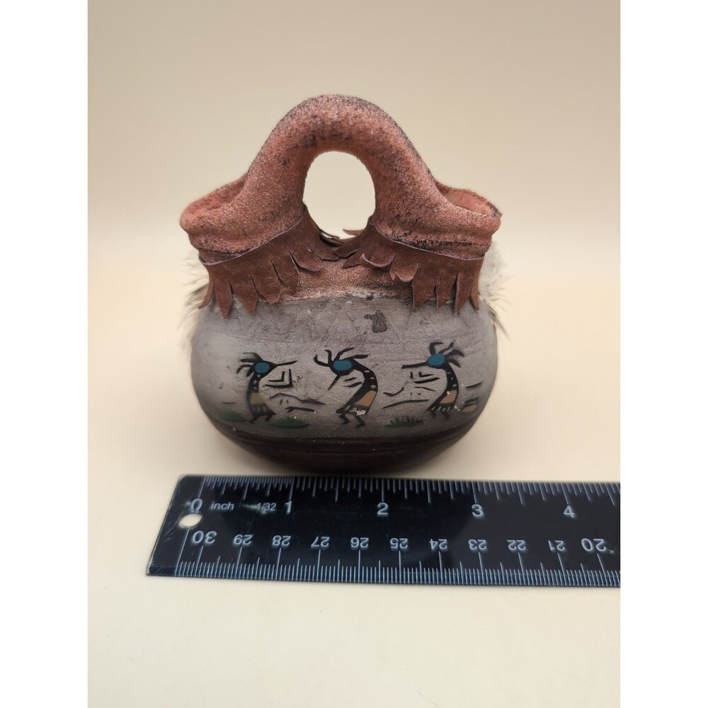 Native American Navajo Pottery - Picture 5 of 8